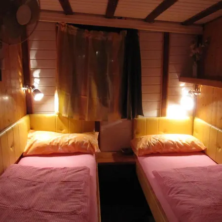 بوتيل Boat & Breakfast