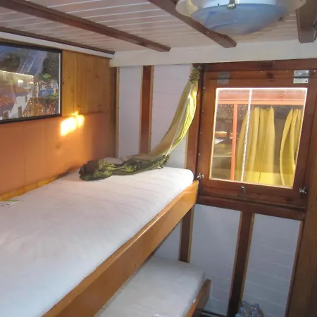 Hotel en barco Boat & Breakfast *