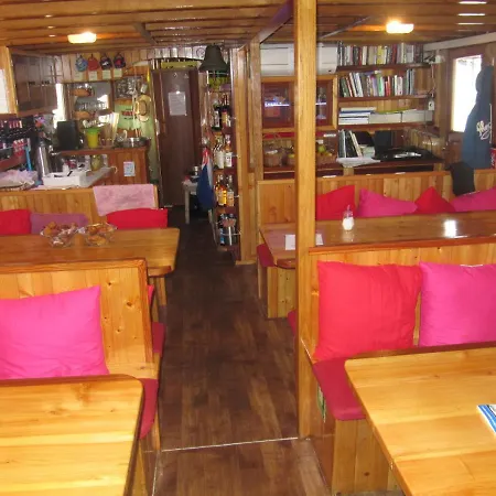 Boat & Breakfast *