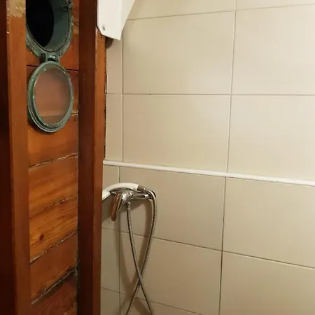 بوتيل Boat & Breakfast أوماغ