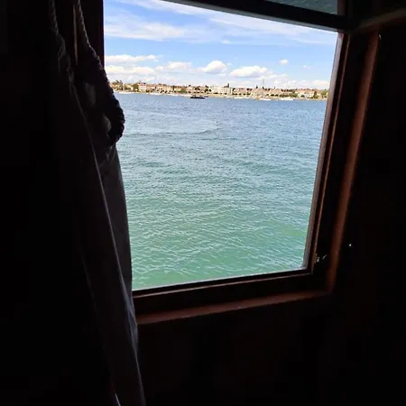 Boat & Breakfast Botel *