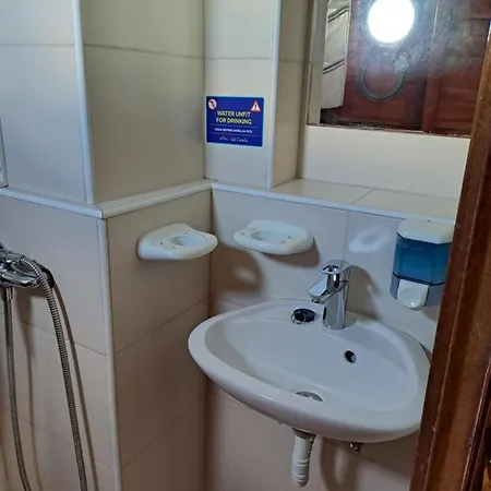 Boat & Breakfast بوتيل