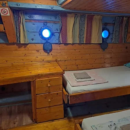 Boat & Breakfast 보트호텔 *