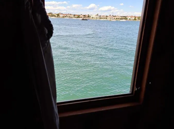 Boat & Breakfast 보트호텔 *