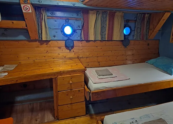 Boat & Breakfast 보트호텔 *