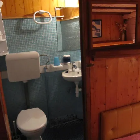 Boat & Breakfast Πλωτό κατάλυμα *