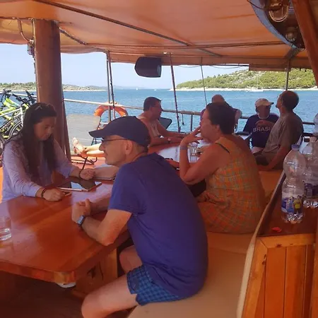 Boat & Breakfast Πλωτό κατάλυμα *