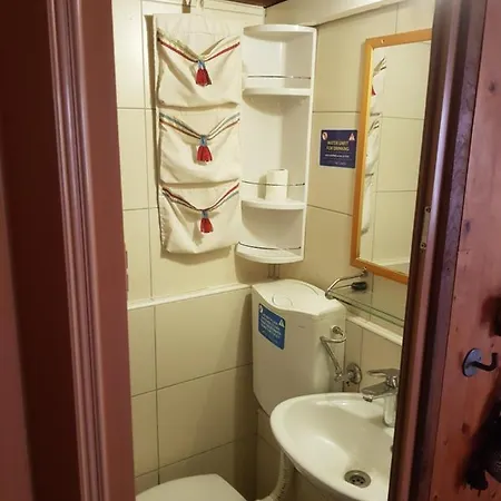 Πλωτό κατάλυμα Boat & Breakfast Ουμάγκ