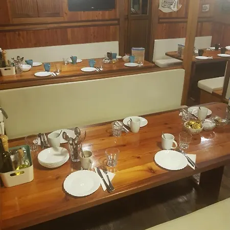 Πλωτό κατάλυμα Boat & Breakfast