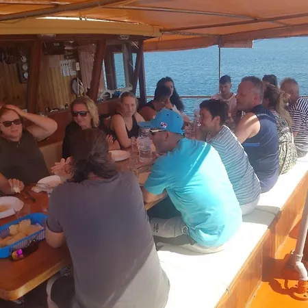 Πλωτό κατάλυμα Boat & Breakfast