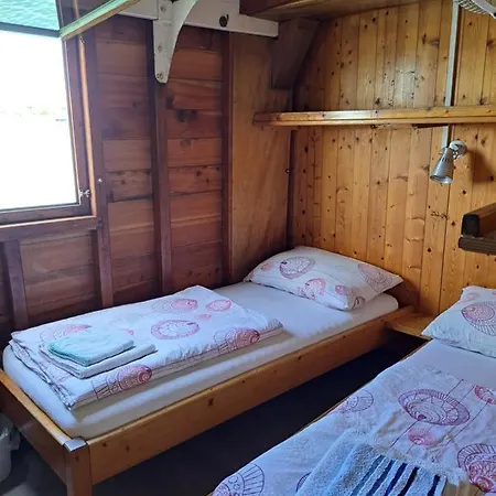 Boat & Breakfast Πλωτό κατάλυμα *