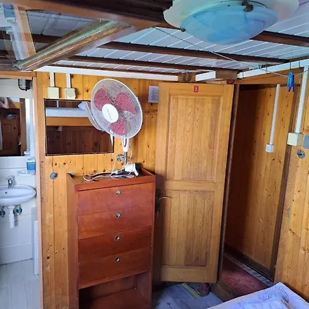 Πλωτό κατάλυμα Boat & Breakfast