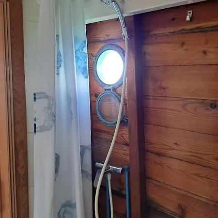 Πλωτό κατάλυμα Boat & Breakfast