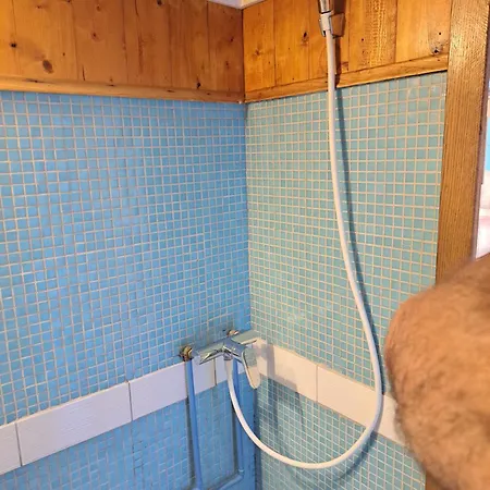 Πλωτό κατάλυμα Boat & Breakfast Ουμάγκ