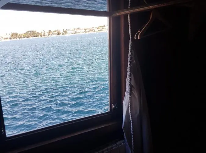 Πλωτό κατάλυμα Boat & Breakfast