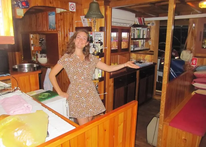 Boat & Breakfast Πλωτό κατάλυμα Ουμάγκ