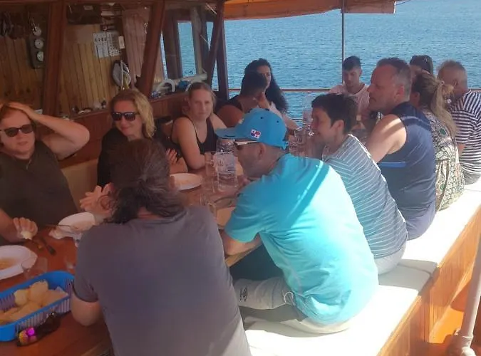 Πλωτό κατάλυμα Boat & Breakfast