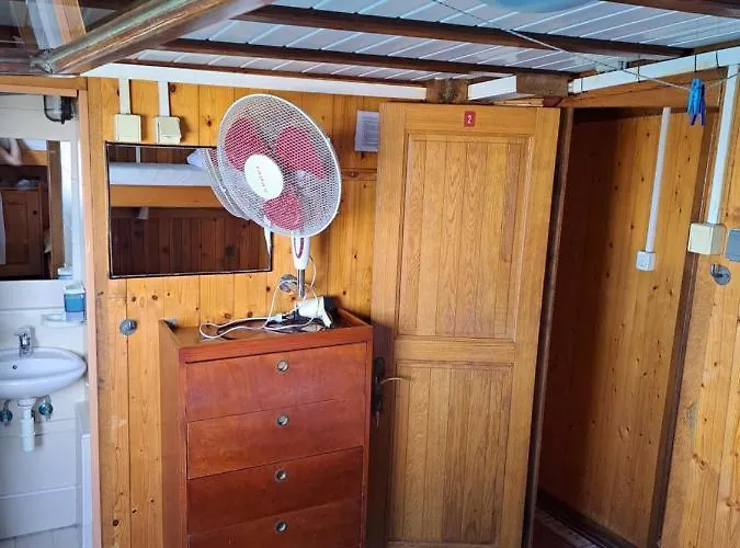 Botel Boat & Breakfast