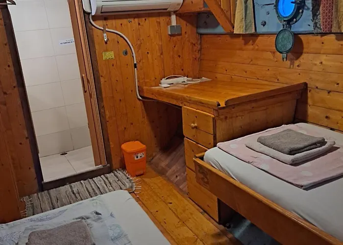 Boat & Breakfast Πλωτό κατάλυμα Ουμάγκ