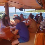 Boat & Breakfast 보트호텔 *
