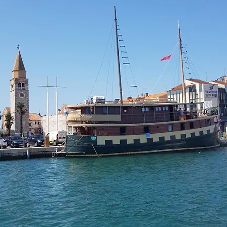 Boat & Breakfast *